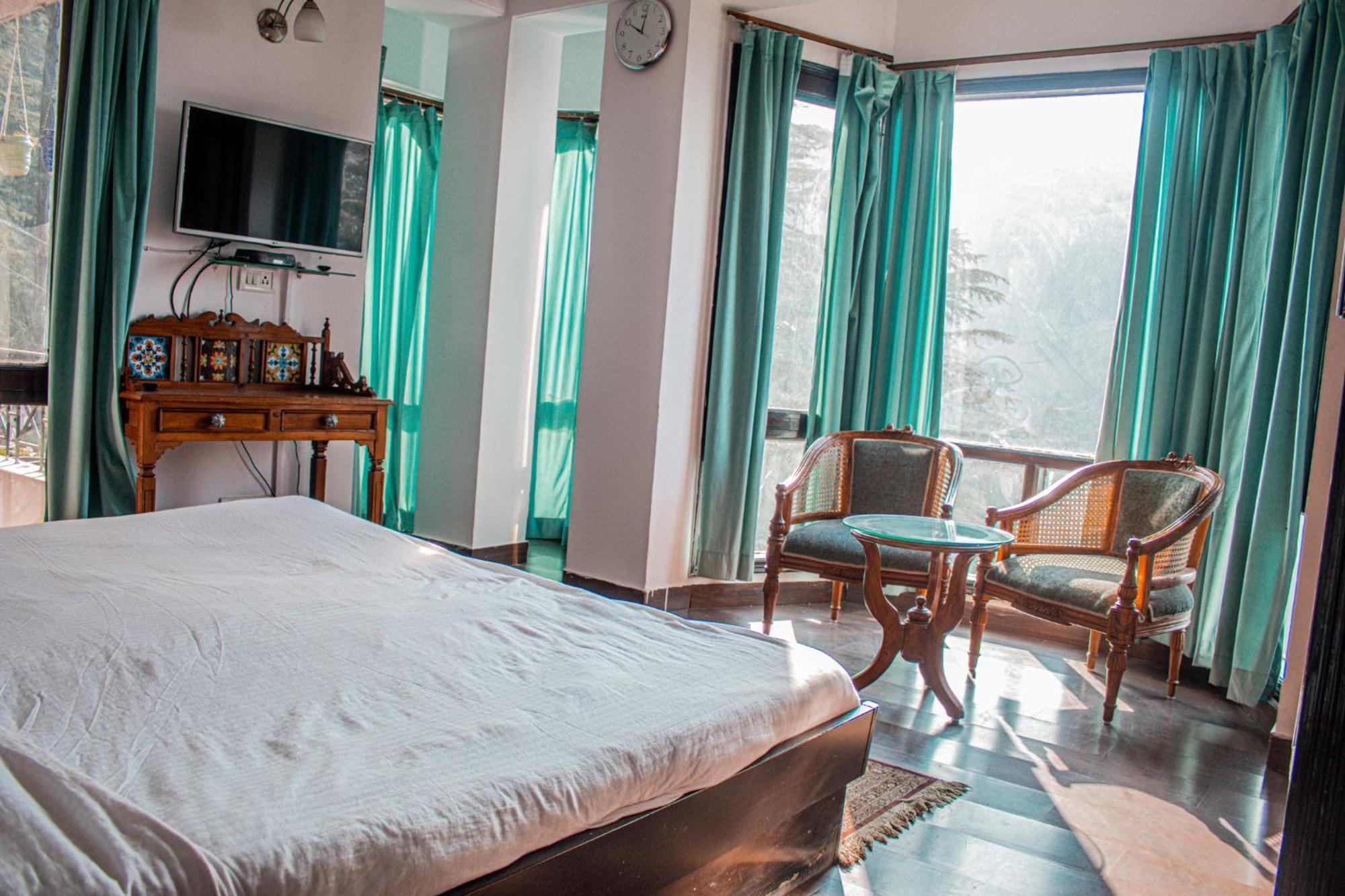 Whispering Pines Villa Shimla Buitenkant foto